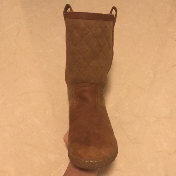 Chanel boots that are limited edition got them a while back and wore them once - Picture 2 of 5